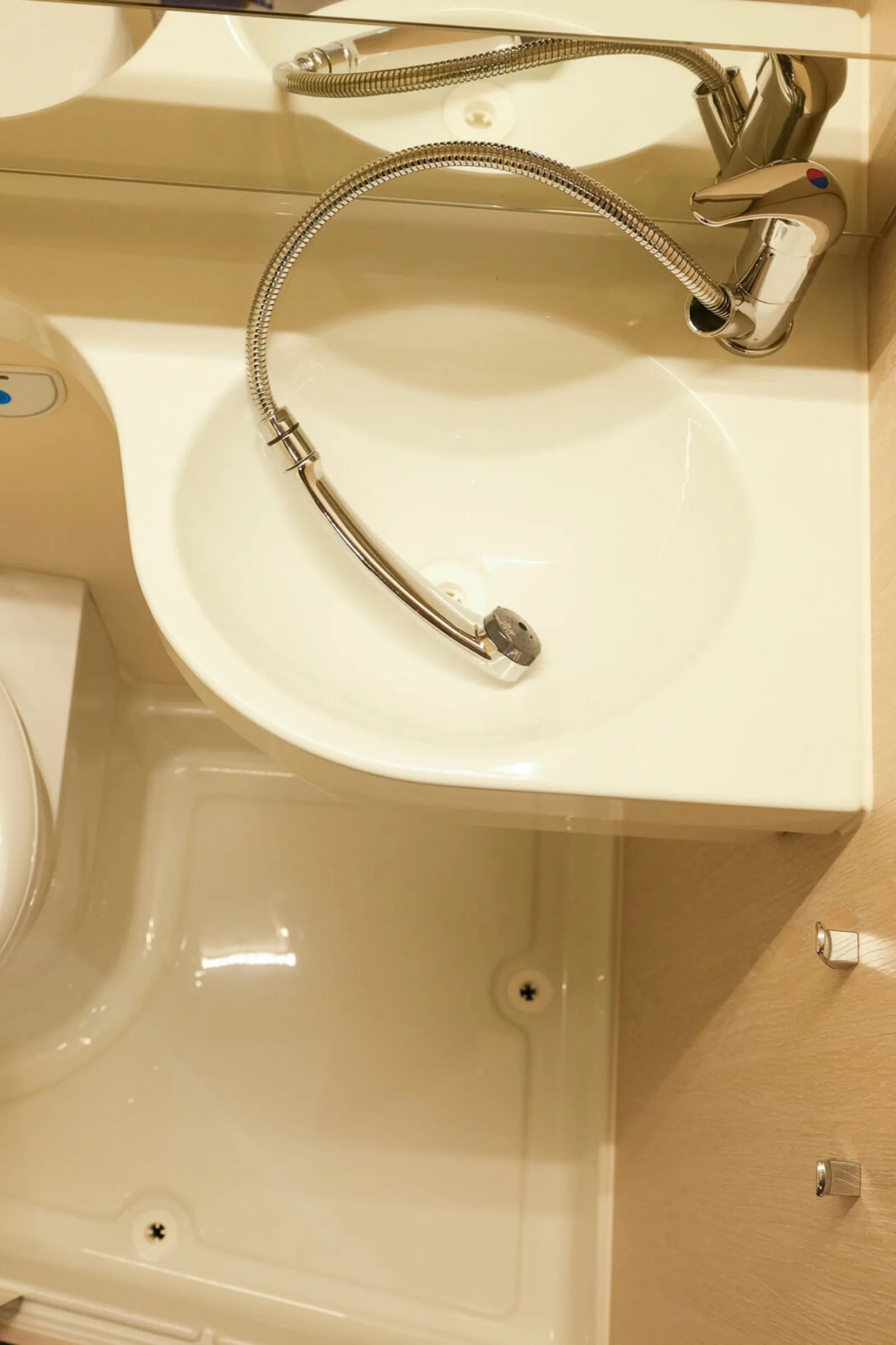 Tourne Cruise - Bathroom - Shower setup