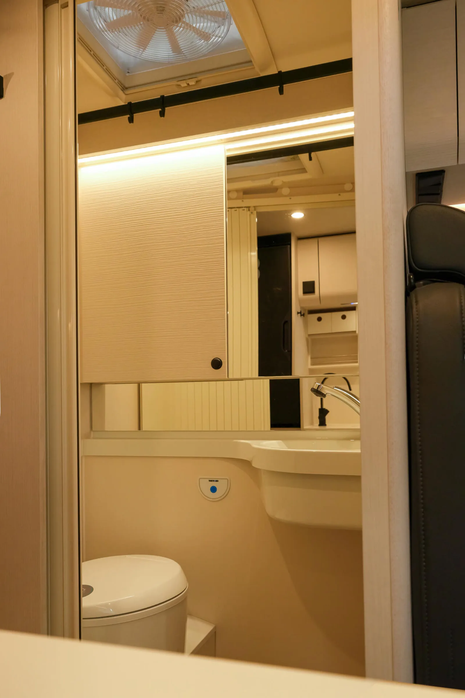 Tourne Select - Bathroom with Thule vent 400x400