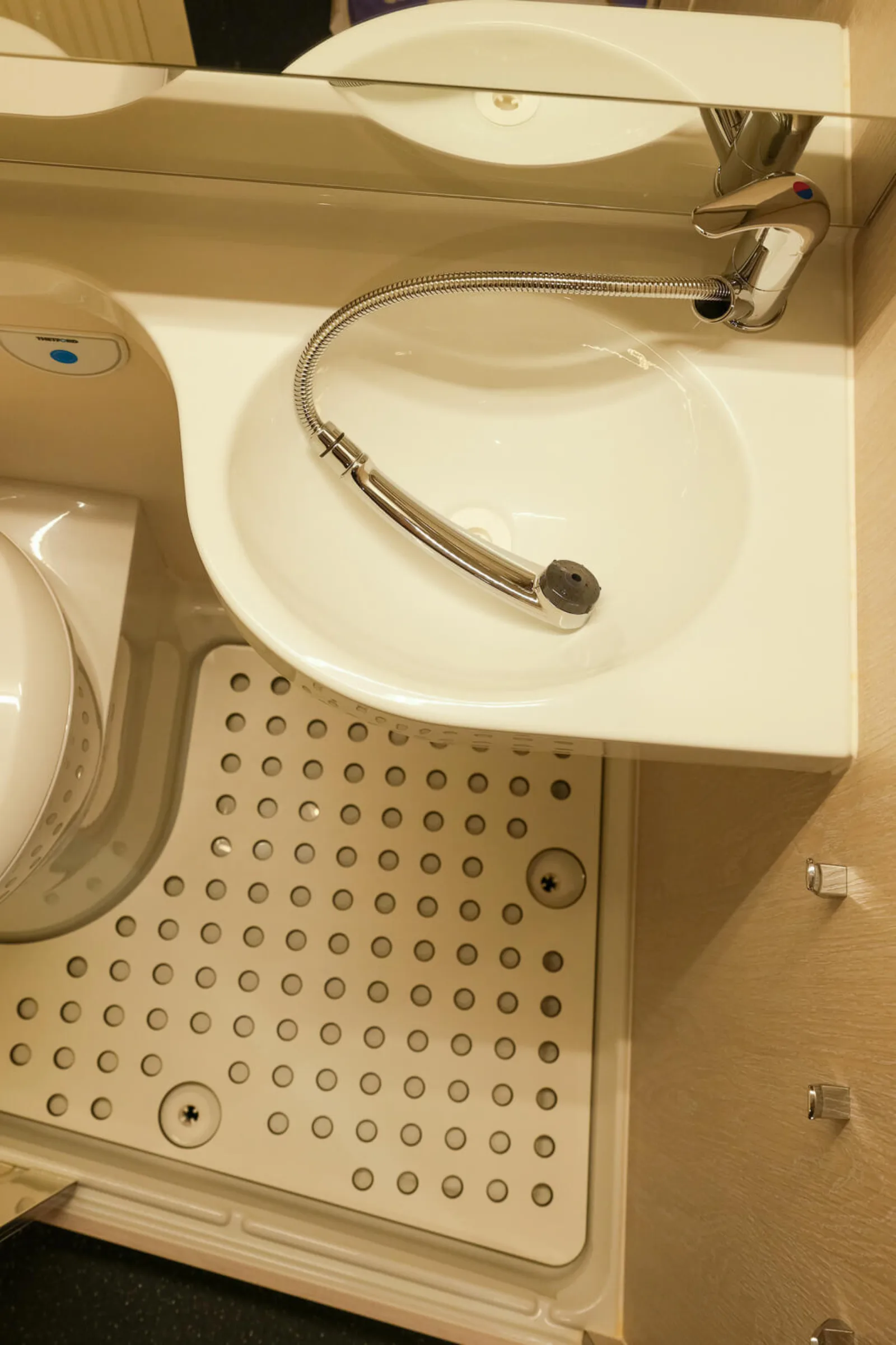 Tourne Select - Bathroom with cover board in shower